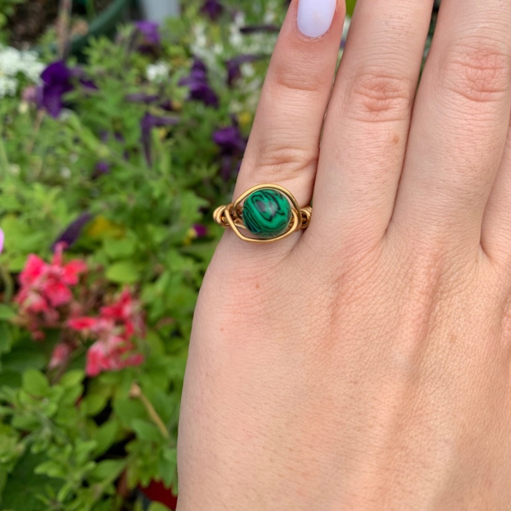 NWOT green and black marble bead wire ring.